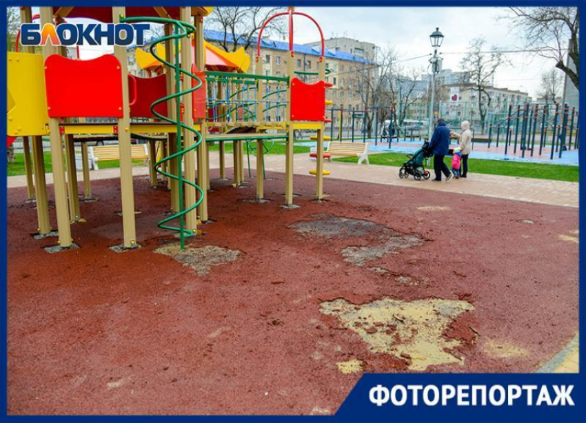  Дырявое покрытие на новой площадке в парке «Сказка» показал волгоградский фотограф
