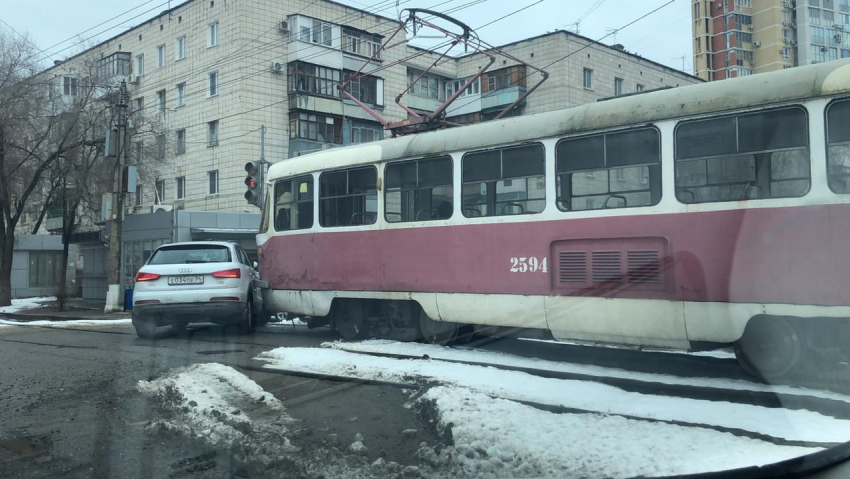 Audi протаранила трамвай в Волгограде: последствия попали на видео