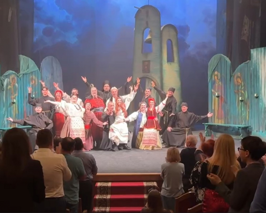 Волгоградцам аплодировали стоя в битком набитом театре Нижнего Тагила: видео заряжает позитивом