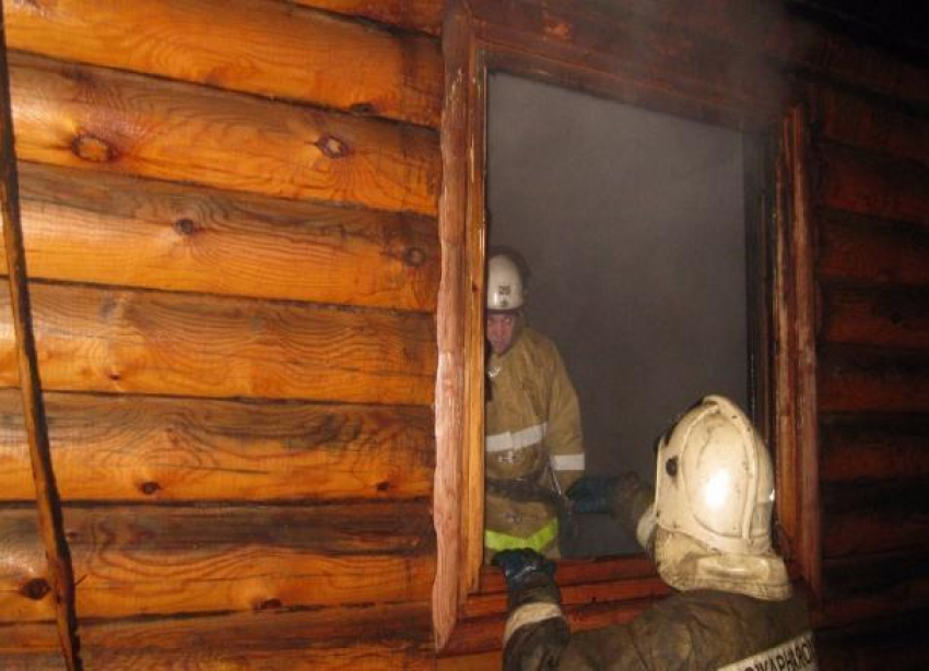 10 человек эвакуировали из горящей бани под Волгоградом 