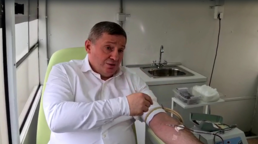 Губернатор Андрей Бочаров отдал свою кровь раненым военным