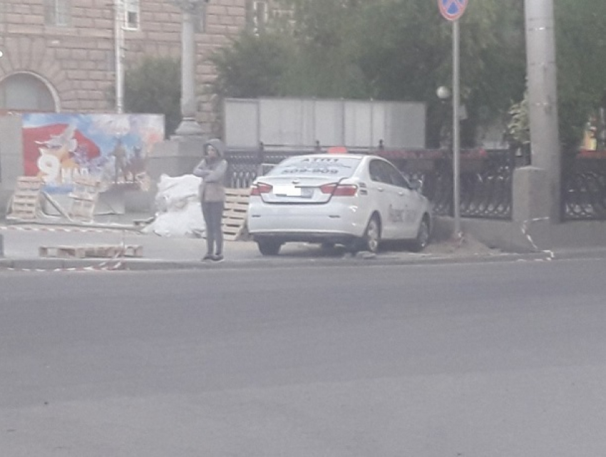 Яндекс-такси протаранило многострадальную ограду в центре Волгограда