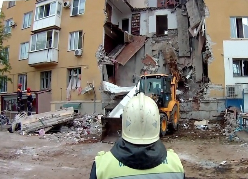 В Волгограде появилось видео спасательных работ на взорванном доме, снятое камерами на касках спасателей