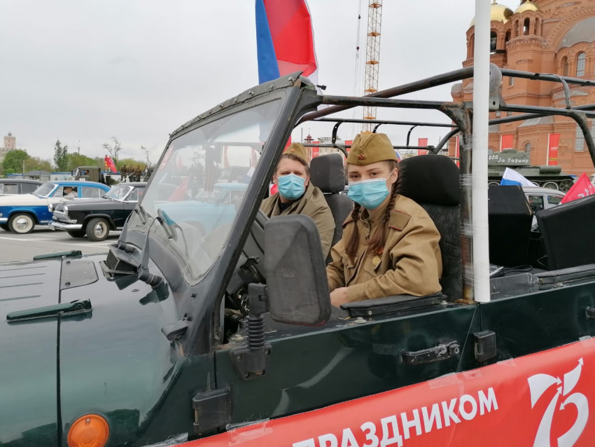 9 мая в Волгограде: колонна ретро-автомобилей и военной техники на площади Павших борцов