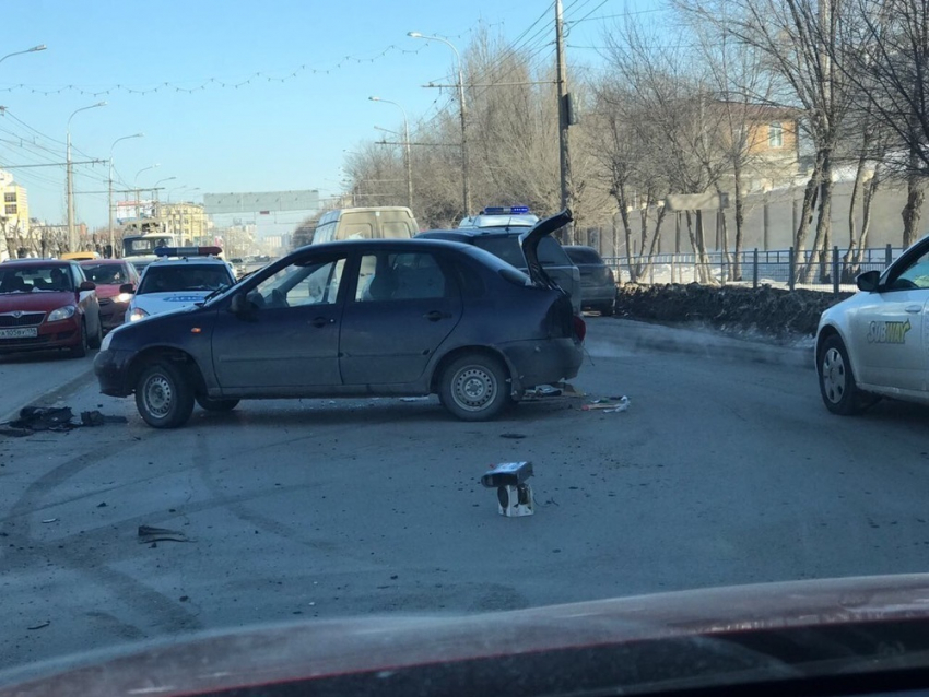 В Волгограде из-за ДТП Lada Largus и Lada Kalina образовалась пробка в Ворошиловском районе