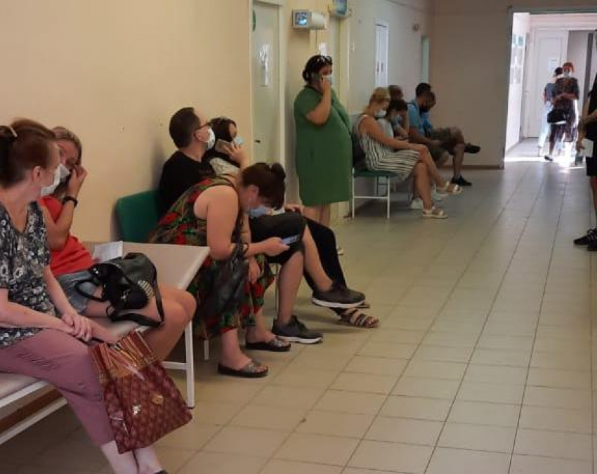 В Волгограде на видео сняли очередь в круглосуточном ковид-центре при поликлинике 