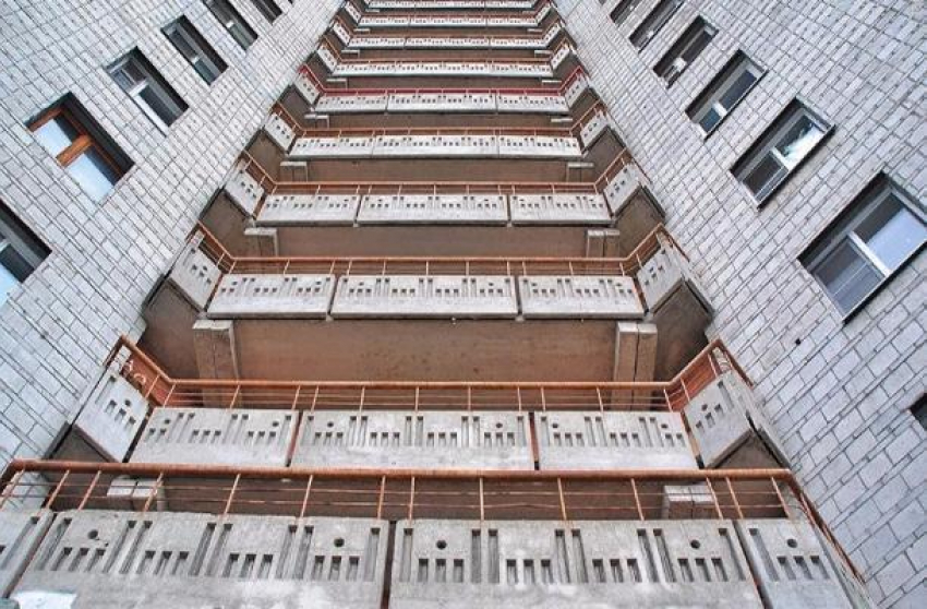 После прогулки с подружками 15-летняя девочка найдена мертвой возле 9-этажки в Камышине