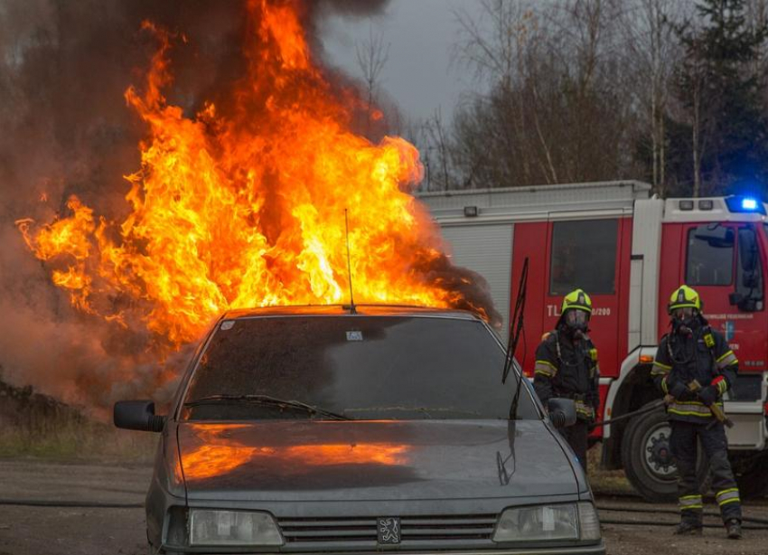 Автобус и «семерка» дотла сгорели в Волгоградской области