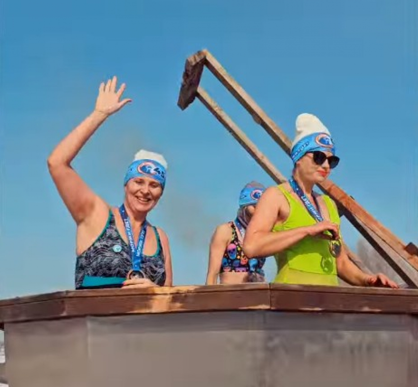 В минус 9 сотня смелых устроила заплыв и пляжную фотоссесию под Волгоградом