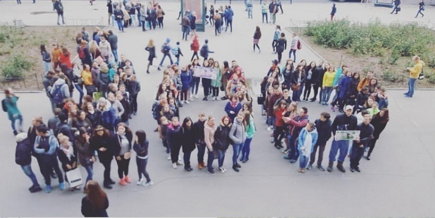 250 человек флешмобом поддержали Волгоград в голосовании за символ на новых купюрах