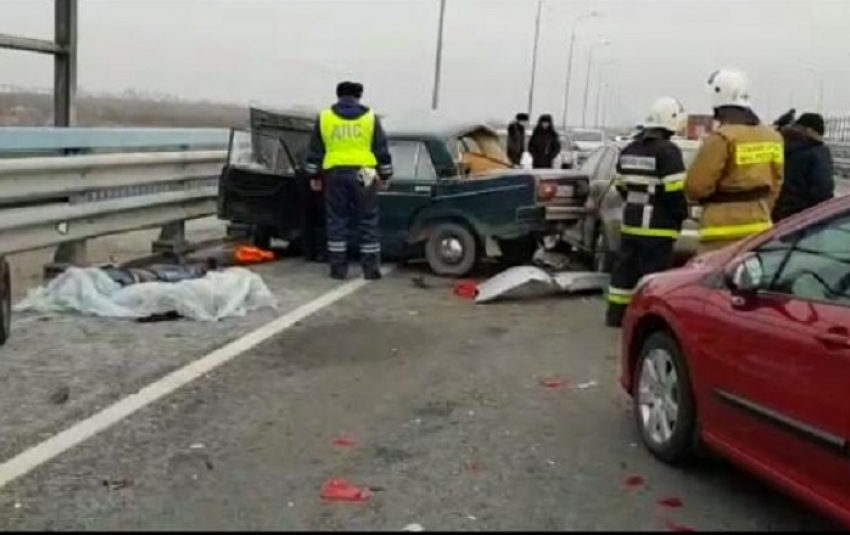 Опубликовано видео с последствиями ДТП на мосту в Волжском, где утром погибли два человека