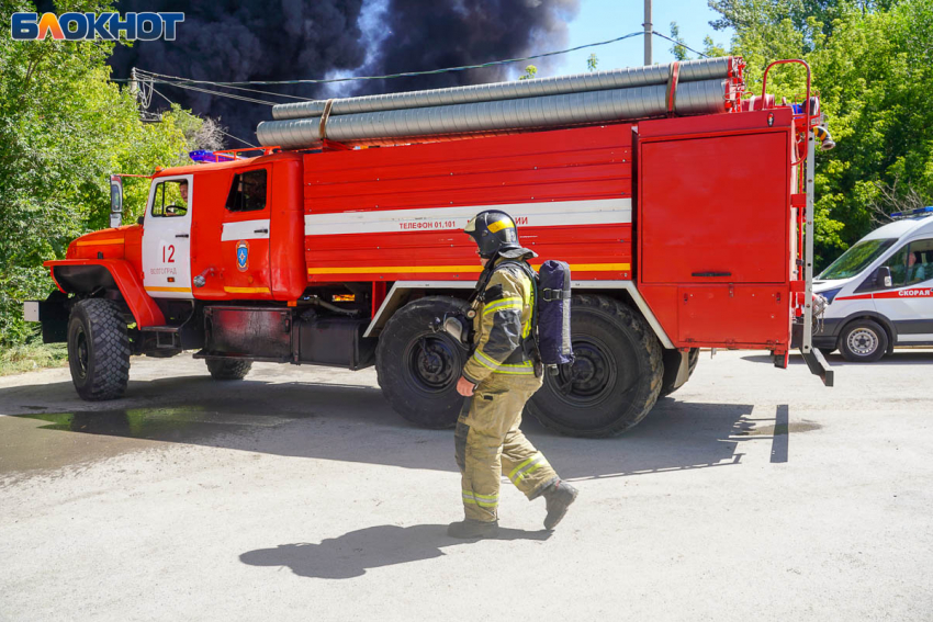 Огонь охватил здание легендарного завода «Красный Октябрь» в Волгограде