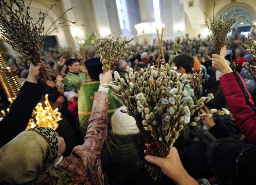 Тысячи волгоградцев устремились в церкви и храмы в Вербное воскресенье