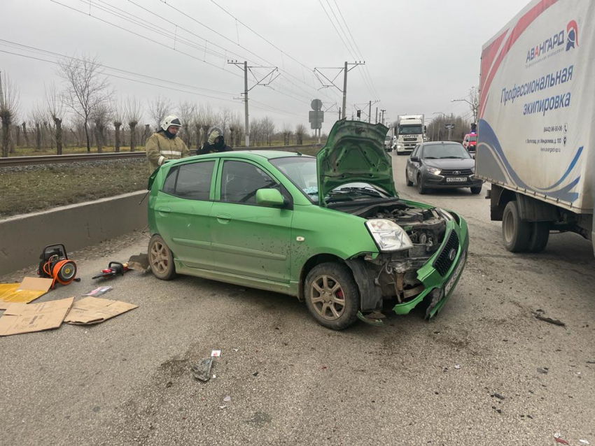 Пострадавшую в тройном ДТП волгоградку спасают в реанимации