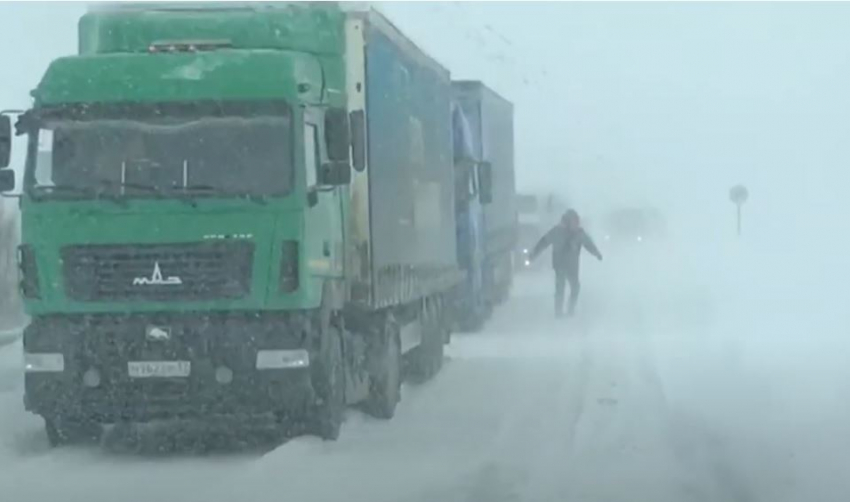 Опубликовано видео гигантской пробки из фур на трассе в Волгоградской области