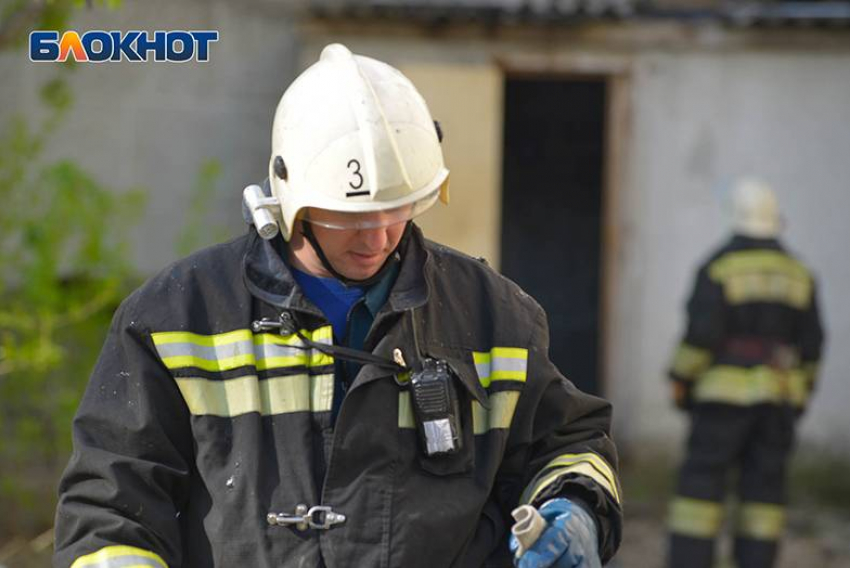 Мужчина погиб в загоревшемся ночью заброшенном доме в Волгоградской области
