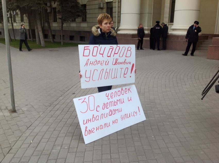 Жительница Волгограда устроила одиночный пикет возле здания обладминистрации