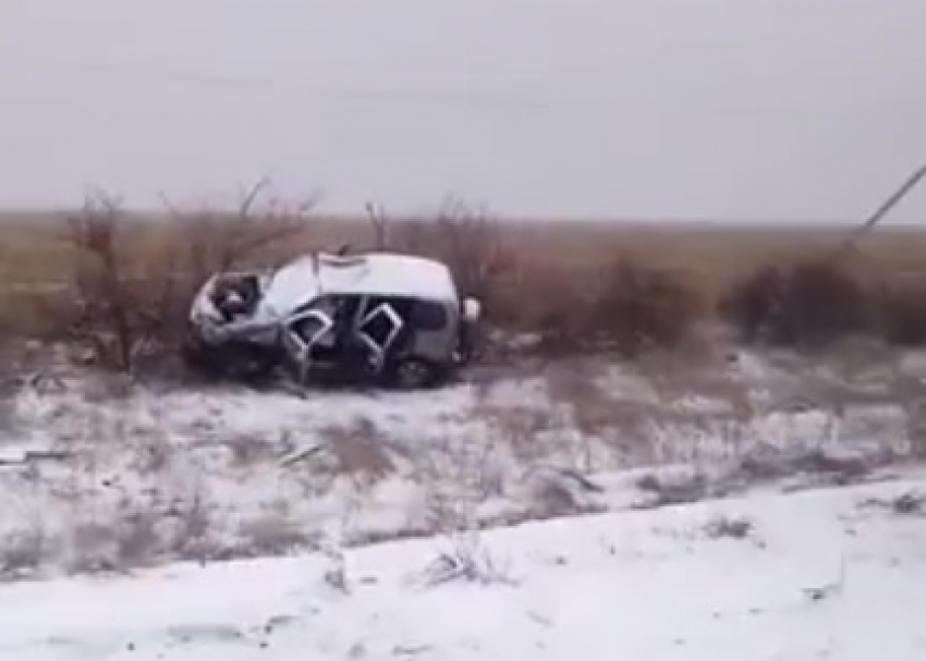 На видео попала Chevrolet Niva, перевернувшаяся на трассе под Волгоградом 