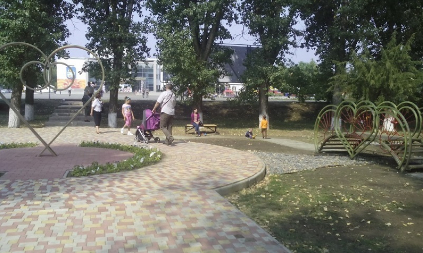 В парке «Влюбленных» в Волгоградской области появятся новые диваны на чугунных ножках
