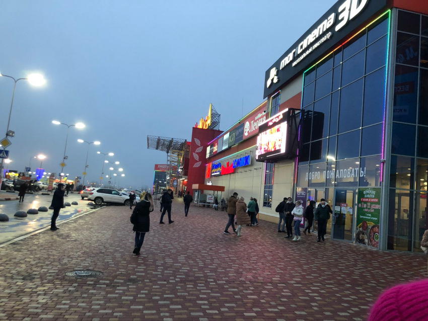 В Волгограде срочно эвакуируют торговый центр: видео