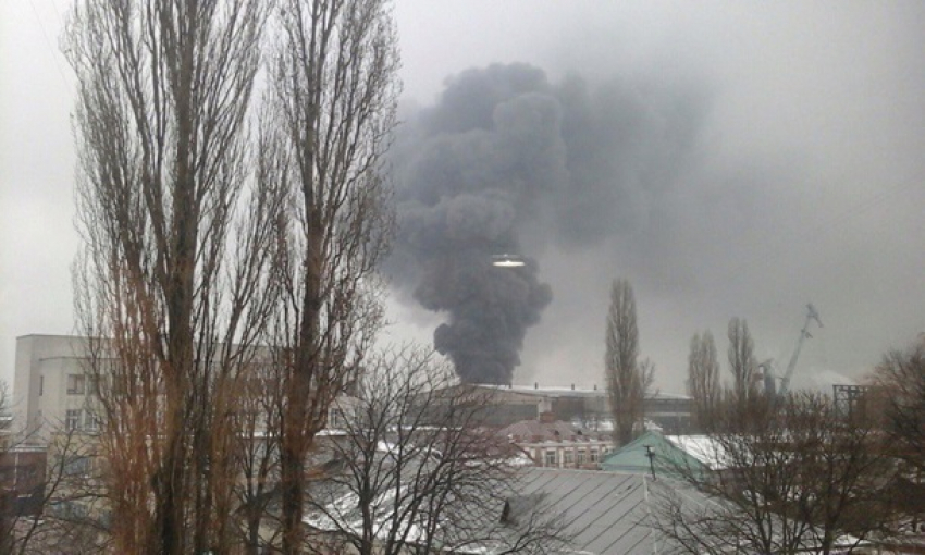 Четыре часа полыхал пожар в заброшенном цеху тракторного завода Волгограда
