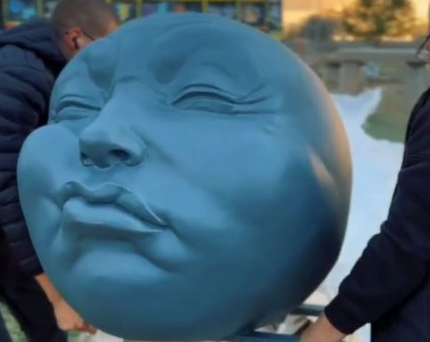 «Губы, которые помнят вкус»: странная скульптура появилась  парке под Волгоградом