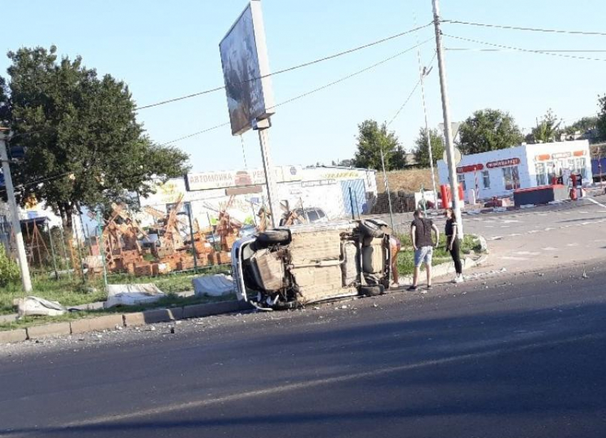 Рано утром отечественная легковушка перевернулась в Волгограде: авария попала на видео