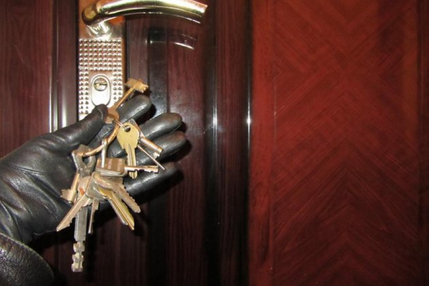 Воры-домушники вынесли из квартиры волгоградки золото на 500 тысяч