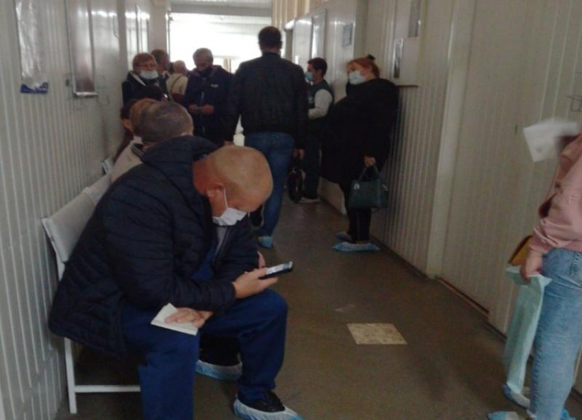 «Один терапевт на всю поликлинику»: адскую очередь в Волгограде сняли на видео