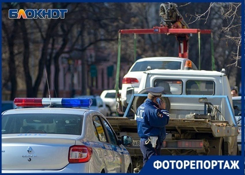 Массовая эвакуация машин в центре Волгограда попала в объектив фотографа