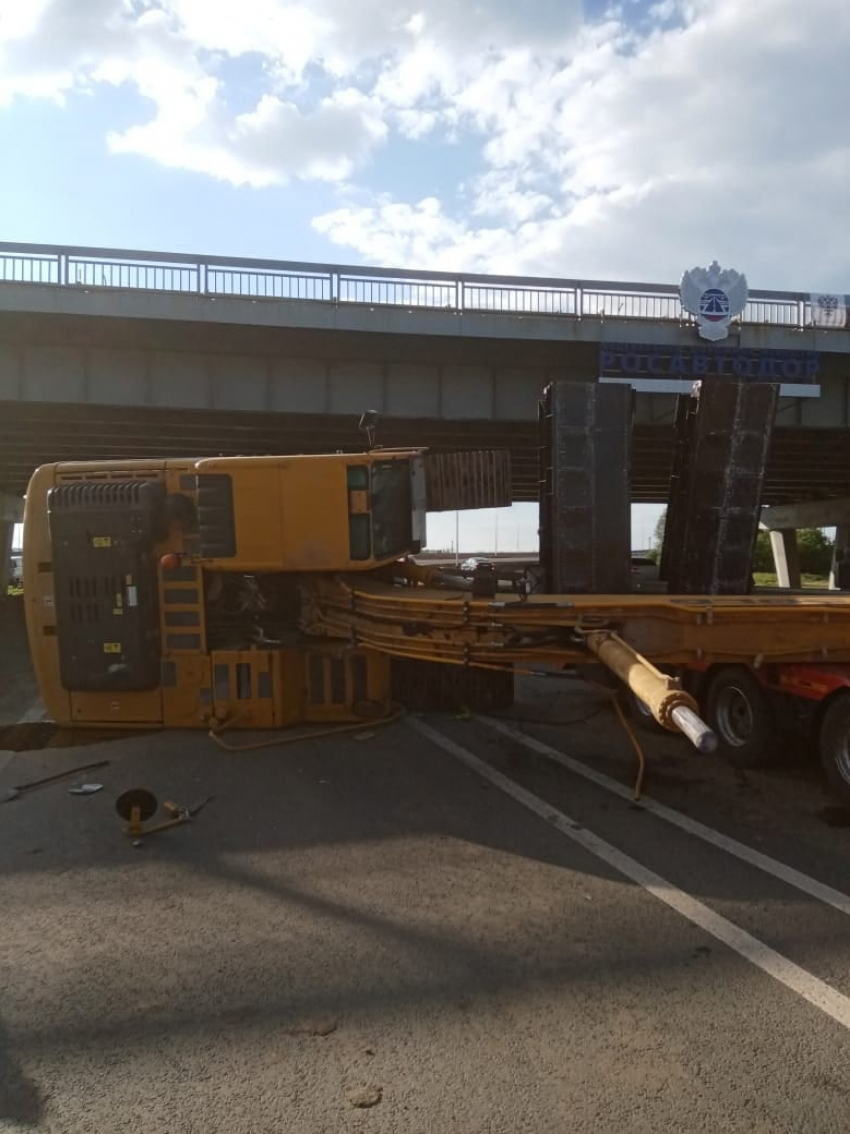Эвакуатор с волгоградским экскаватором разрушил мост в Саратовской области: видео