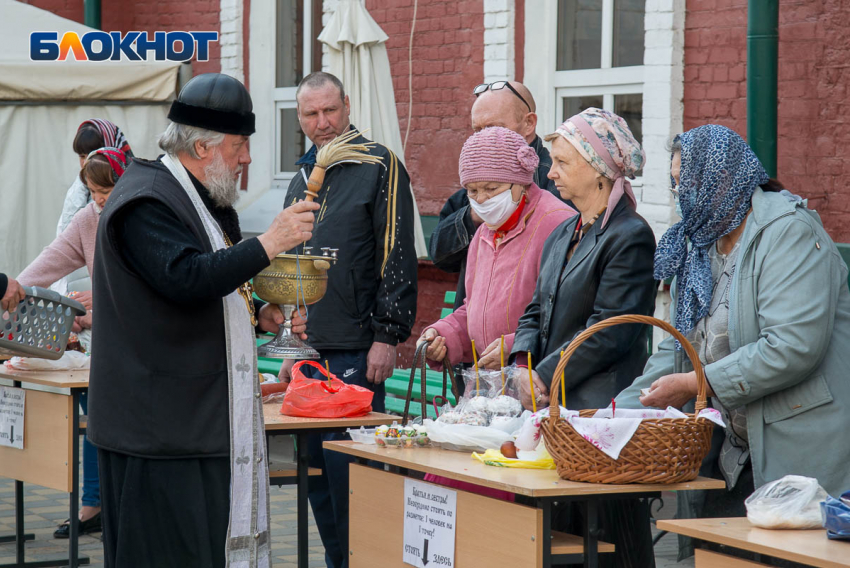 Волгоградцы освятили куличи на пороге Казанского собора