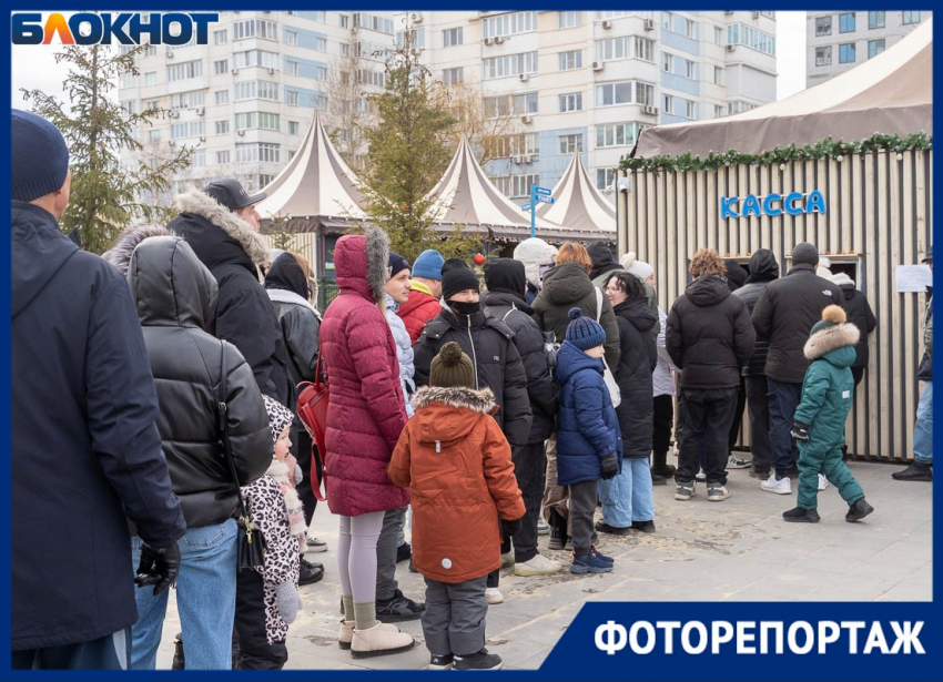 Очередь из сотен семей с детьми собралась на морозе в Волгограде