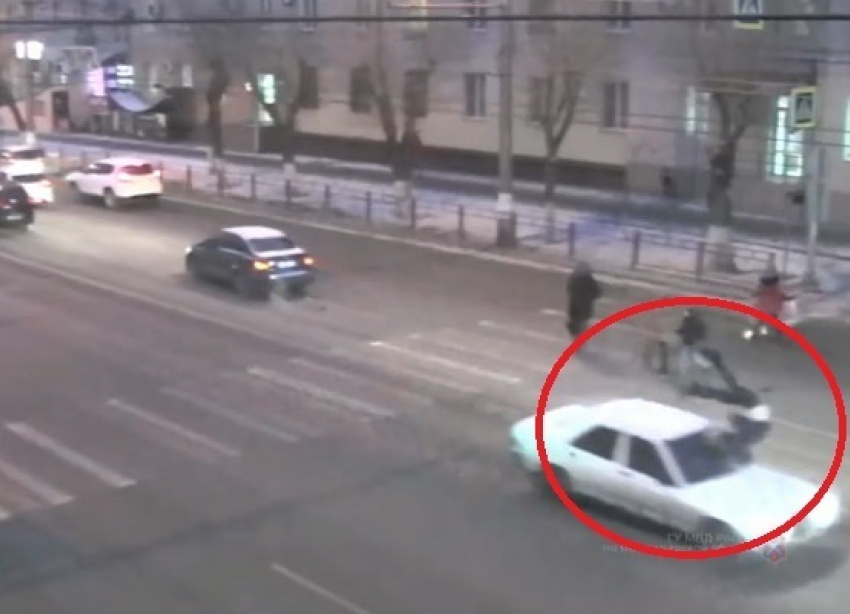 Момент столкновения Mercedes с 13-летним школьником сняли на видео в Волгограде