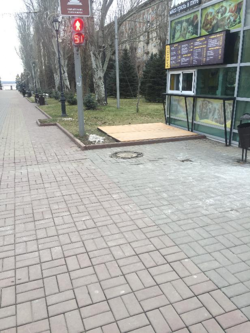 В центре Волгограда Аллею Героев забрали под нужды фаст-фуда