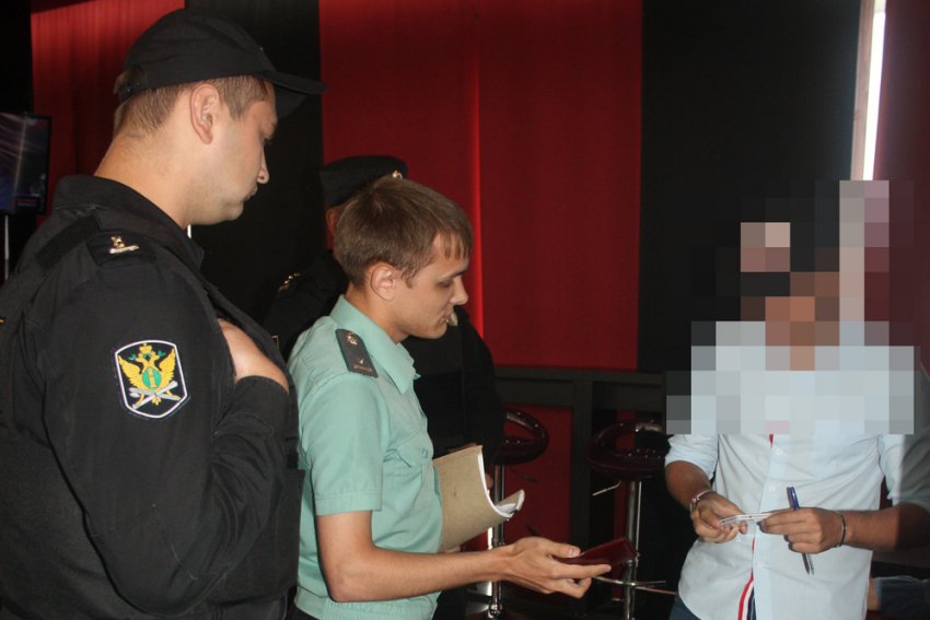 В Волгограде приставы встретили должника в аэропорту