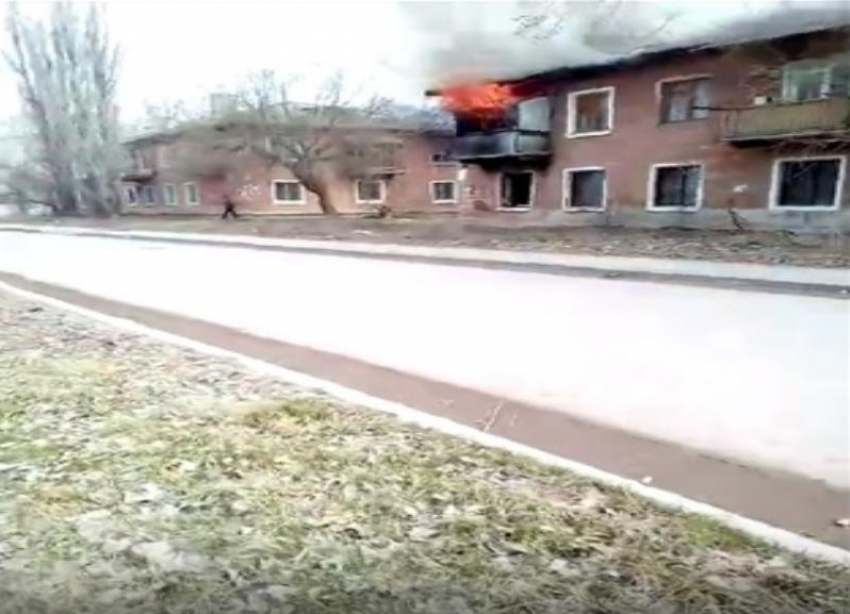 Полыхающий двухэтажный дом сняли на видео в Красноармейском районе Волгограда