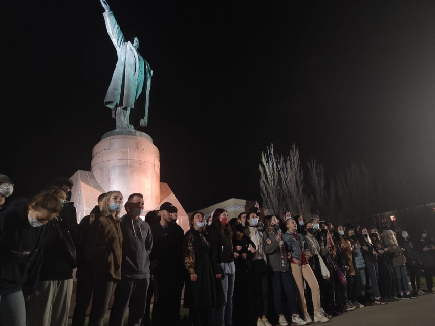 Несанкционированный митинг завершился в Волгограде под аплодисменты у памятника Ленину