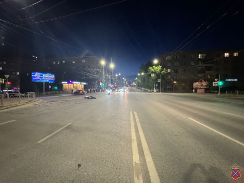 Skoda снесла байкера в Волгограде: опасный момент попал на видео