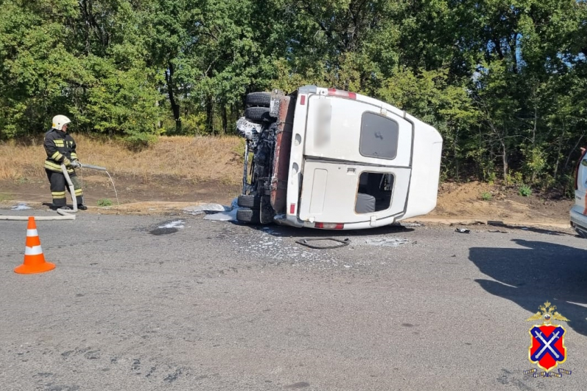Восемь человек пострадали в перевернувшейся маршрутке под Волгоградом