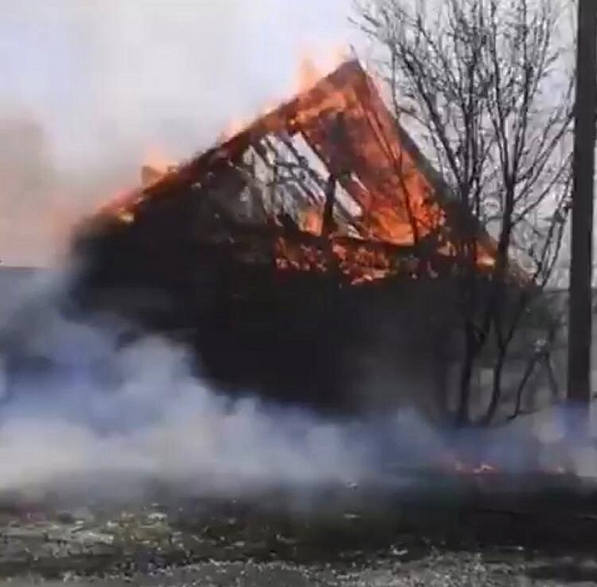 На видео попал полыхающий дом в Волгограде