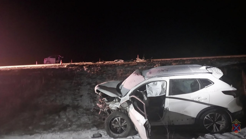 Водитель и пассажир скончались в искореженной иномарке на волгоградской трассе 
