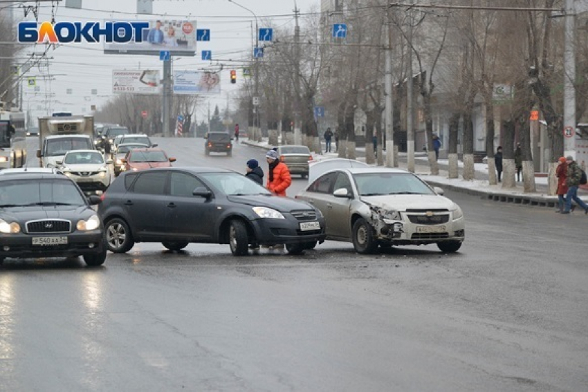 Авария на пересечении улиц Пархоменко и Невской стала причиной утренней пробки в Волгограде