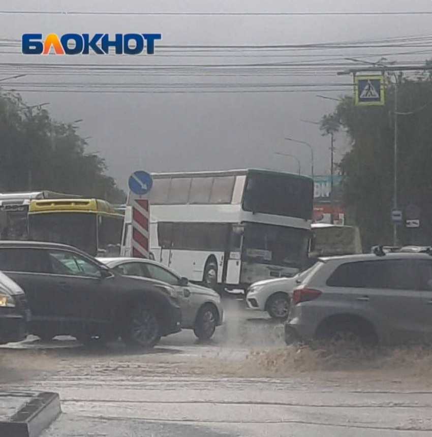 Двухэтажный автобус попал в массовое ДТП в Волгограде: видео 