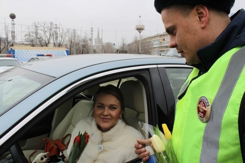 Полицейские осыпали цветами волгоградских автоледи