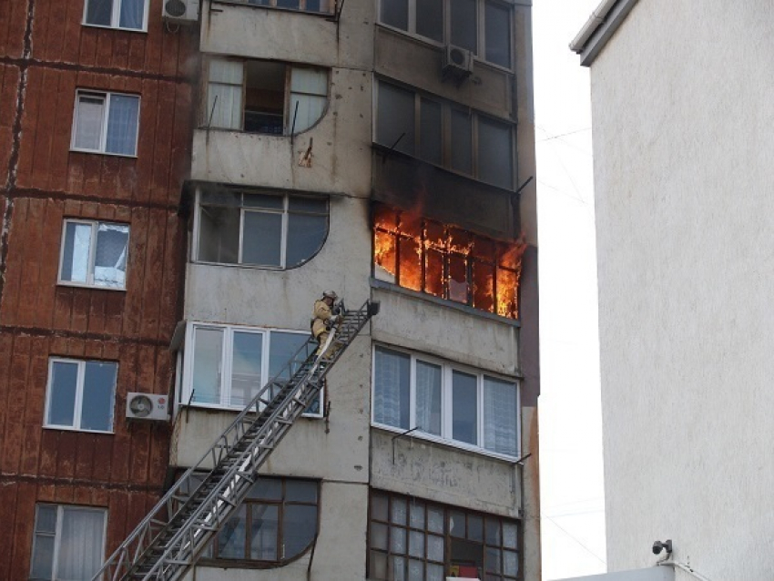 На юге Волгограда загорелся многоэтажный жилой дом
