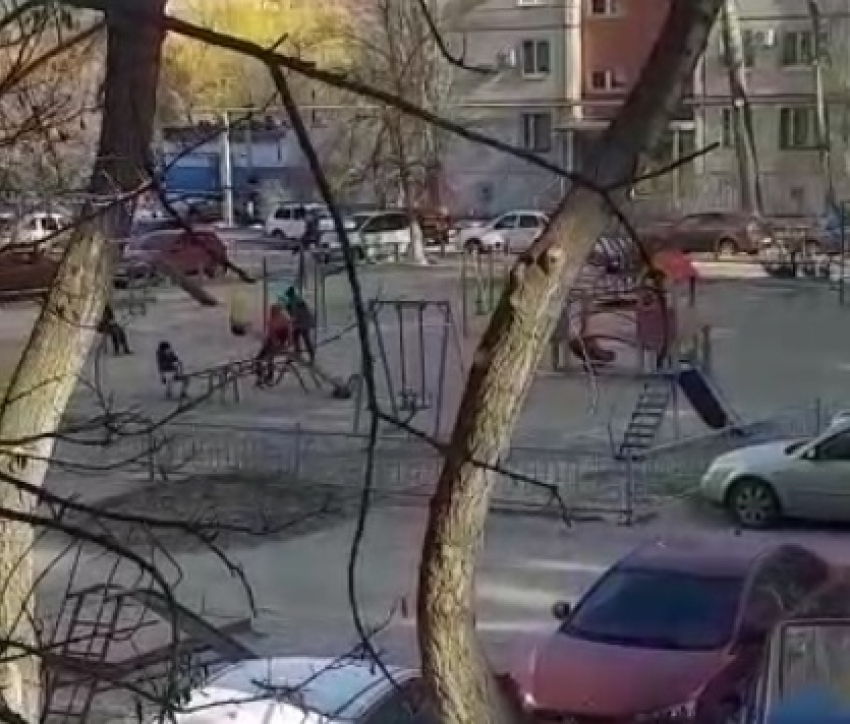 Дворовое веселье на самоизоляции попало на видео в Волгограде