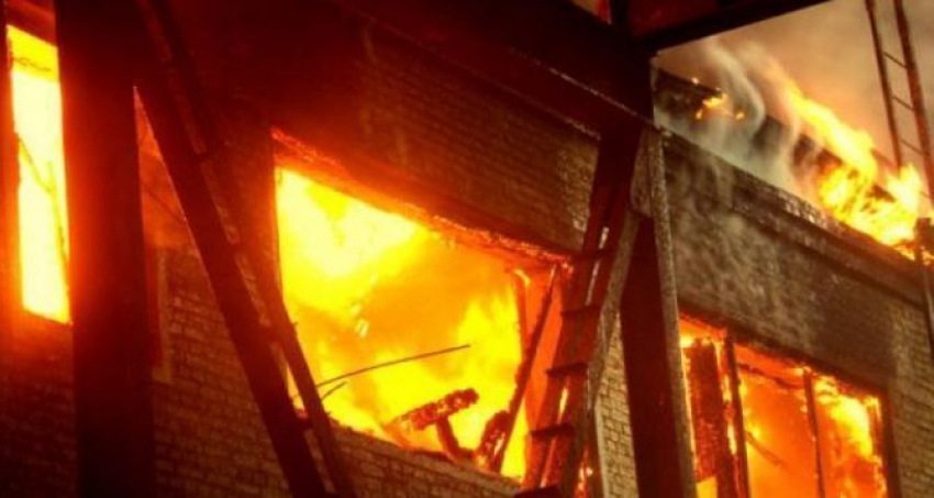В Волжском из-за пожара в жилом доме эвакуировали десять человек