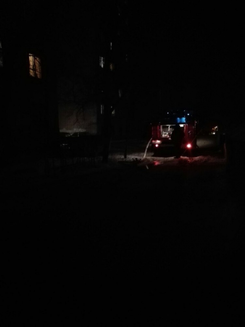 На севере Волгограда загорелось общежитие