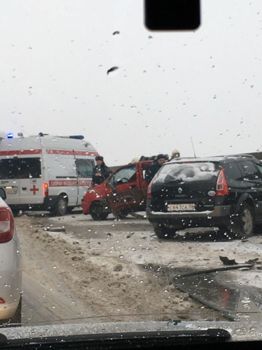 Четыре автомобиля столкнулись на «танцующем мосту» в Волгограде